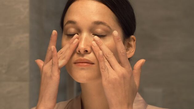 massage du contour des yeux tuto