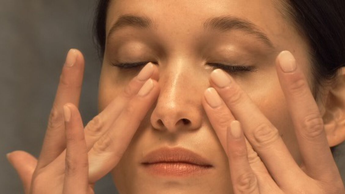 massage du contour des yeux tuto